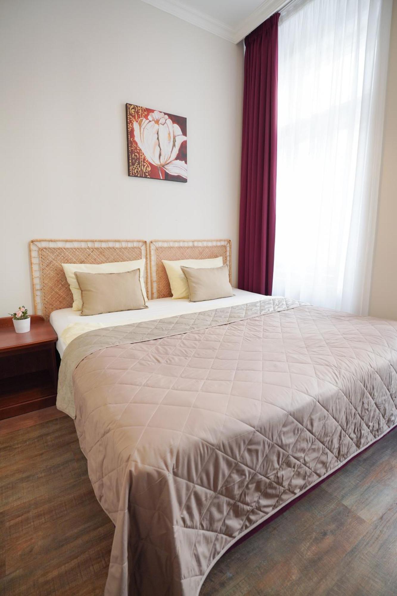 Apartment Elegant & Stylish Center Apartments!
