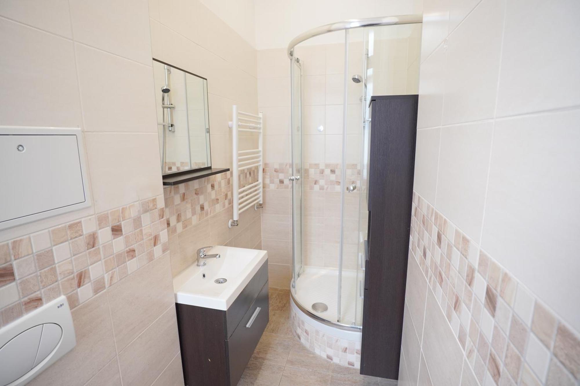 Elegant & Stylish Center Apartments! Apartment *