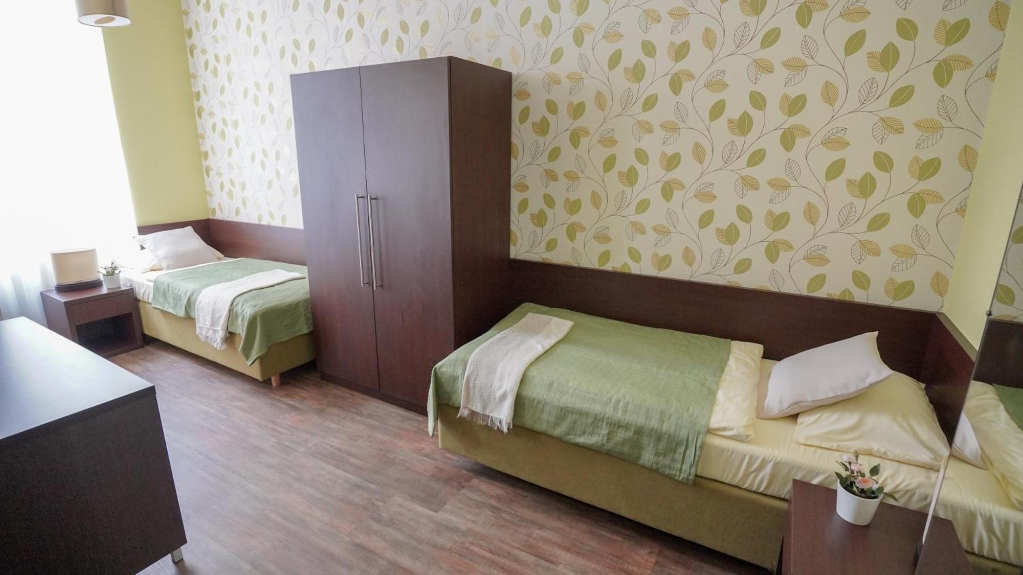 Elegant & Stylish Center Apartments! Apartment