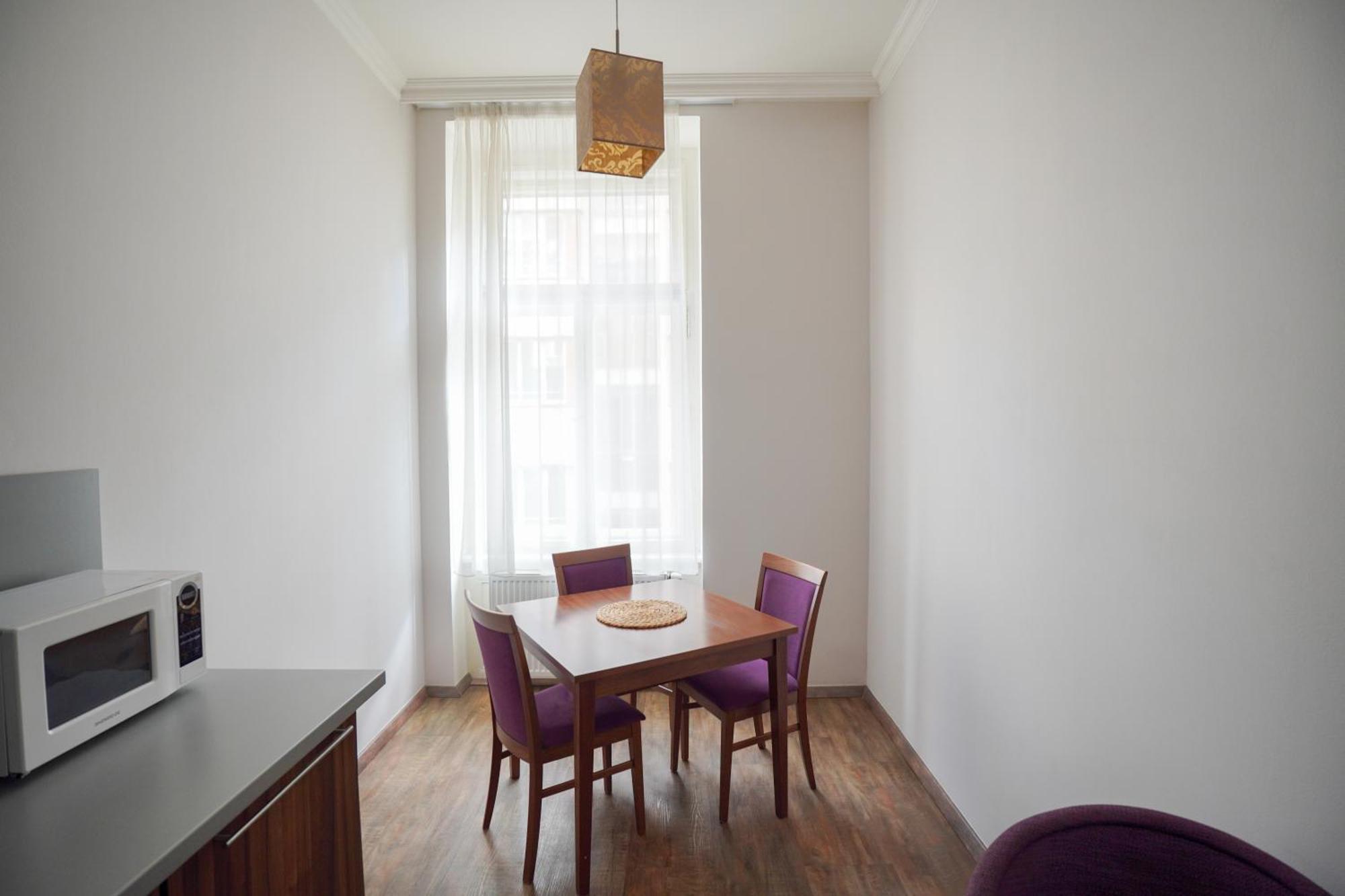 Elegant & Stylish Center Apartments! Apartment *
