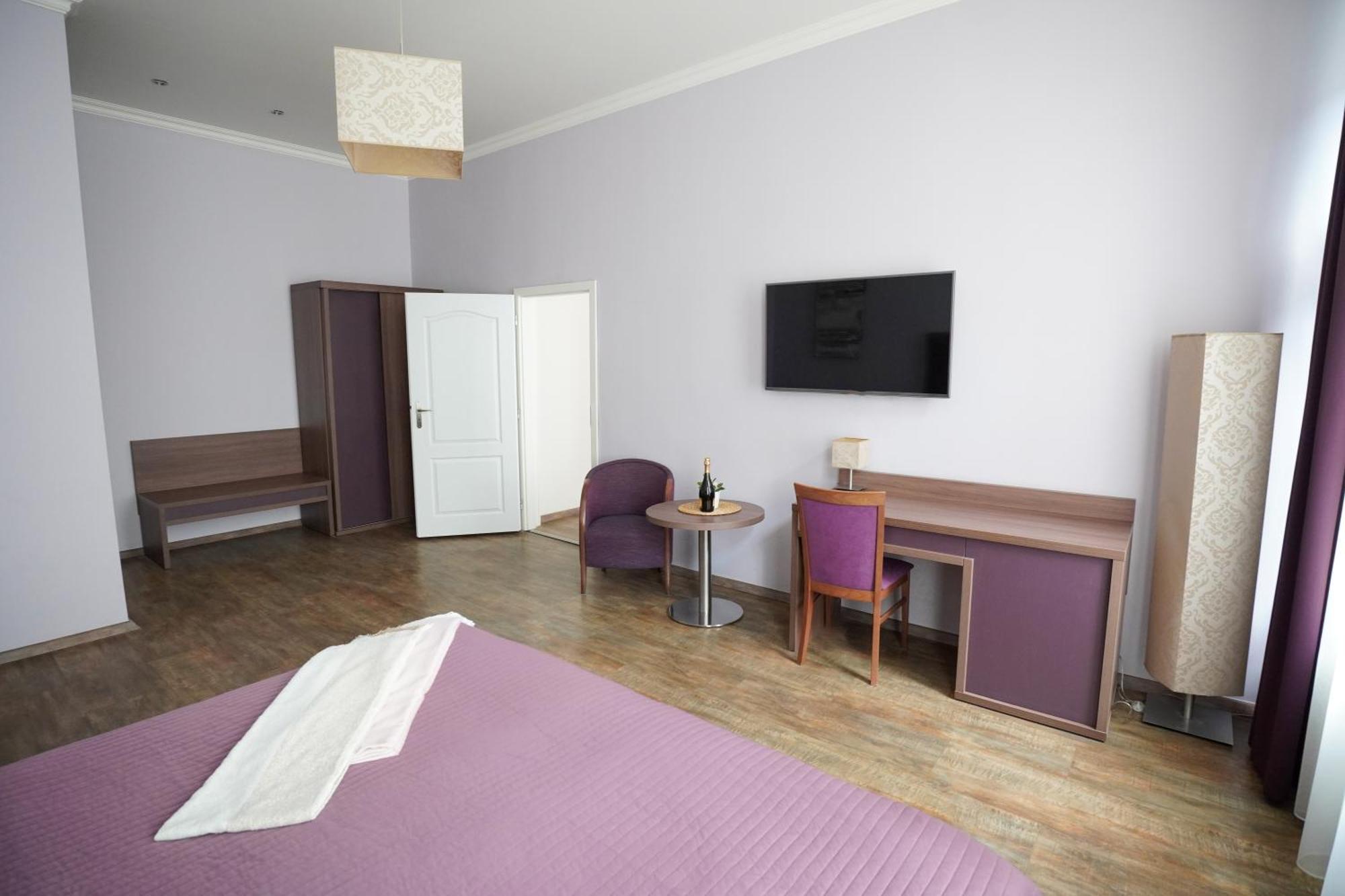 Apartment Elegant & Stylish Center Apartments! *