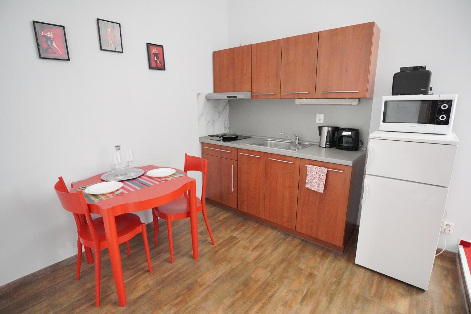 Elegant & Stylish Center Apartments! Apartment *