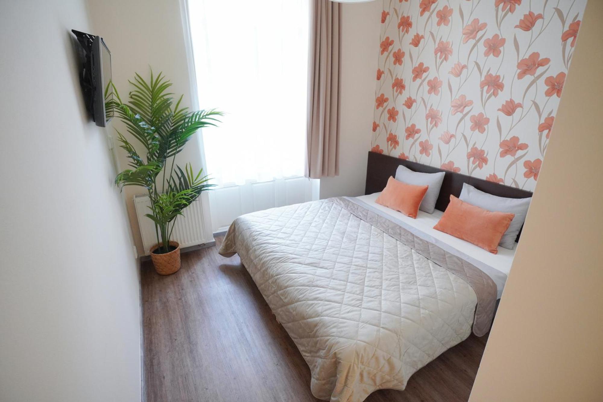 Elegant & Stylish Center Apartments! Apartment