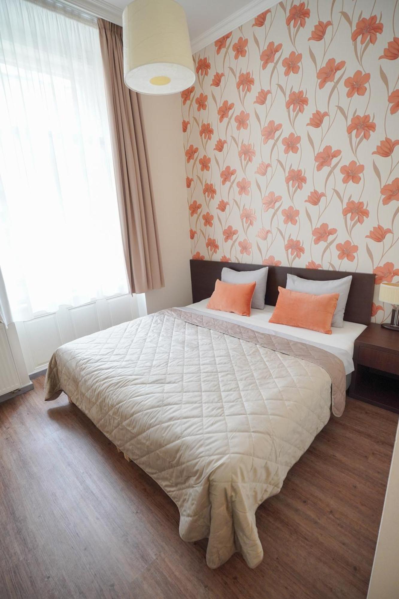 Elegant & Stylish Center Apartments! Apartment *